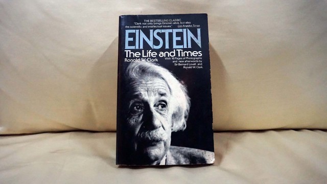 Koleksi buku Albert Einstein milik Rizal Ramli. (Foto: Iqbal Firdaus/kumparan)