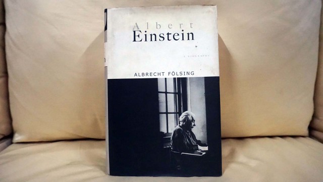 Koleksi buku Albert Einstein milik Rizal Ramli. (Foto: Iqbal Firdaus/kumparan)