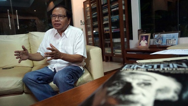 Rizal Ramli di ruang tamu pribadinya. (Foto: Iqbal Firdaus/kumparan)