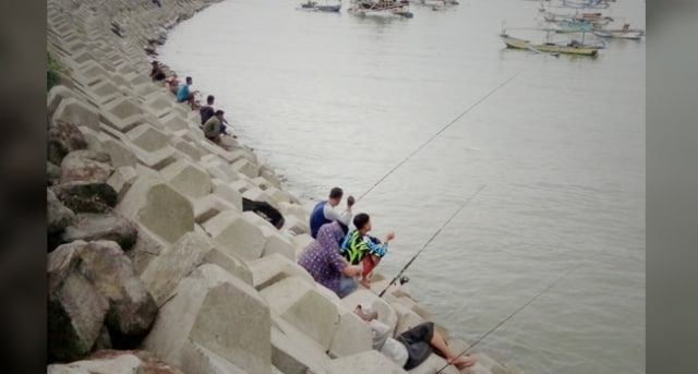 Sensasi Berbeda Mancing Di Pantai Batu Bintang Palabuhanratu
