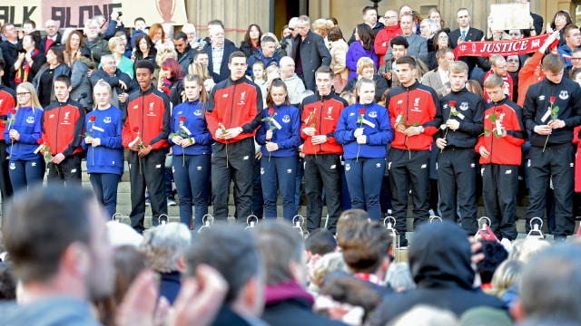 Suporter Everton dan Liverpool bersatu. (Foto: AFP/Paul Ellis)