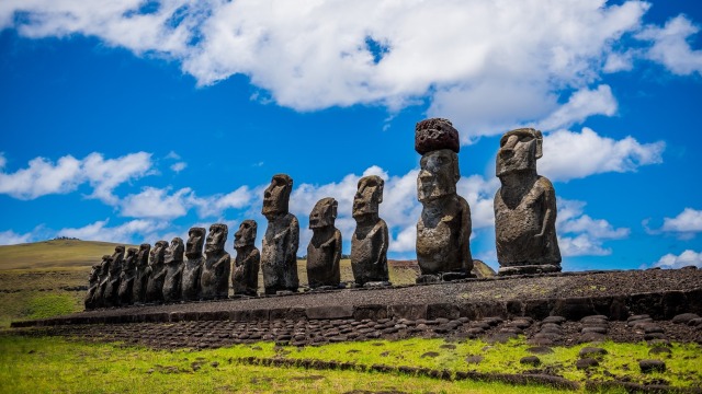 Barisan moai yang rapi di Pulau Paskah (Foto: Pixabay)