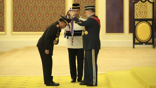 Kapolri menerima anugerah First Class (Foto: Dok Humas Polri/Irjen Pol Setyo Wasisto)