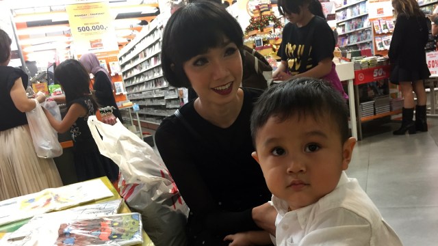 Intan Ayu Bersama Anak  (Foto: Munady Widjaja)