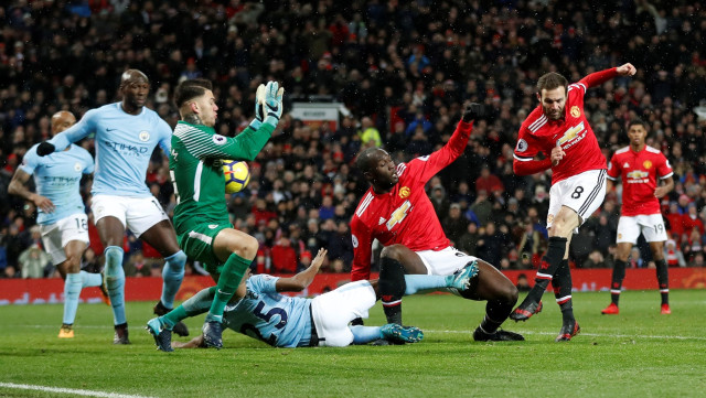 Aksi pada duel Derbi Manchester di Old Trafford. (Foto: Carl Recine/Reuters)