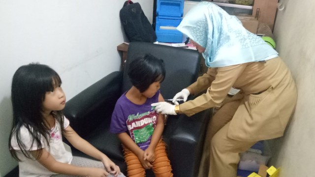 Imunisasi Vaksin Difteri di Puskesmas Pondok Benda (Foto:  Adhim Mugni Mubaroq/kumparan)