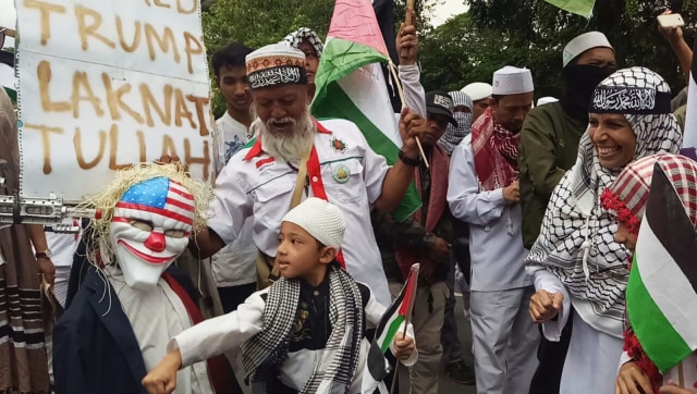 Anak peserta demo memukul replika Donald Trump. (Foto: Aria Pradana/kumparan)