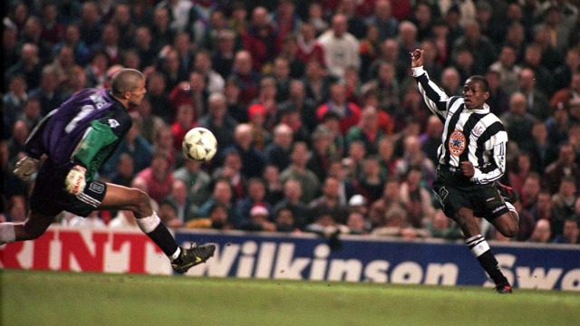 Asprilla membela Newcastle pada 1995/96. (Foto: Dok. Premier League)