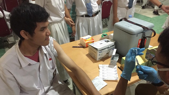 Vaksin masal di SMAN 33 (Foto: Tamara Wijaya/kumparan)