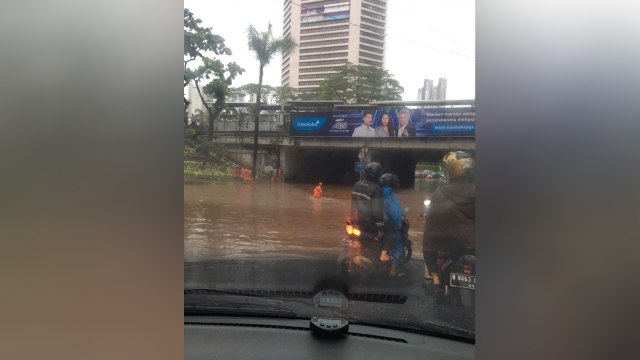 Banjir di sekitar Landmark BNI 46  (Foto: Twitter/@razakrusdy)