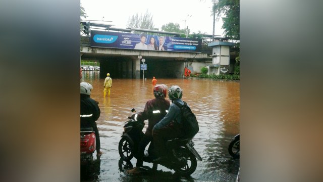 Suasana terkini kolong dukuh bawah Landmark BNI 46 (Foto: Twitter/@Afif31547261)