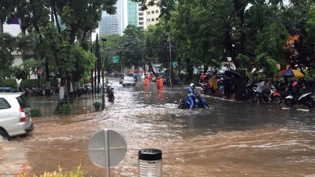 Banjir di sekitar Setiabudi (Foto: Facebook/Dian Widiyanarko)
