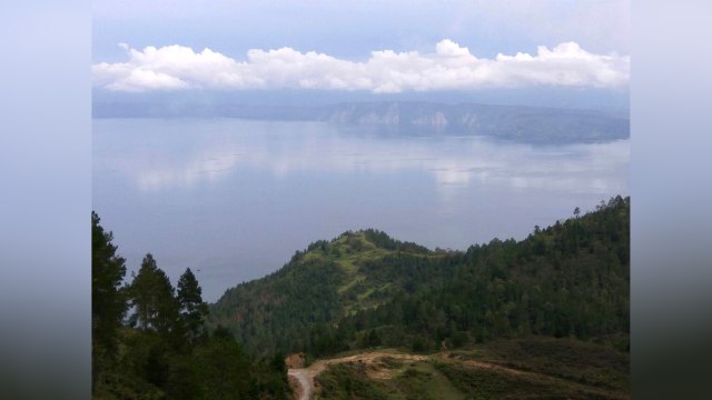 Danau Toba dilihat dari Huta Ginjang (Foto: Wendy Saputro/kumparan)
