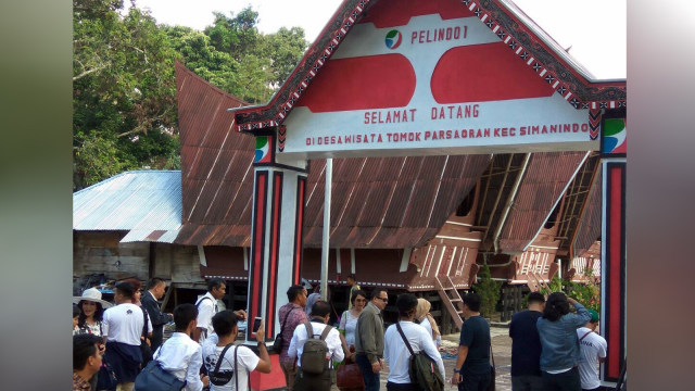 Wisatawan kunjungi Desa Wisata Tomok (Foto: Wendy Saputro/kumparan)