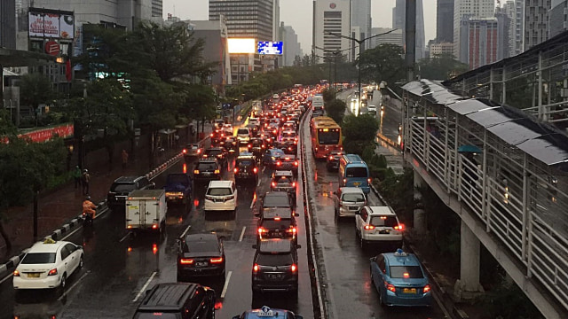 Jalur Busway di Jl Sudirman bundaran Hi macet. (Foto: Soejono Saragih/kumparan)