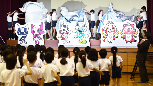 Murid SD Pilih Maskot Olimpiade 2020 (Foto: Kazuhiro Nogi/AFP)