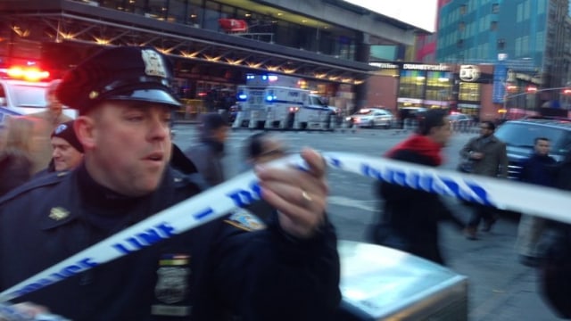 Lokasi ledakan dekat Times Square digaris polisi (Foto: AP/Charles Zoeller)