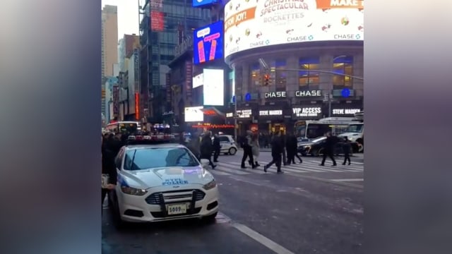 Situasi setelah ledakan di Times Square (Foto: Instagram/JOSEPH ZAGAMI/via REUTERS)