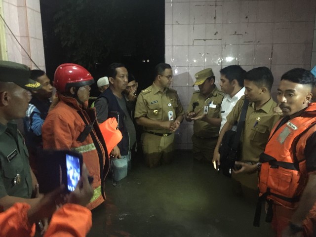 Anies Baswedan meninjau banjir di Jatipadang. (Foto: Dok. Diskominfotik DKI Jakarta)