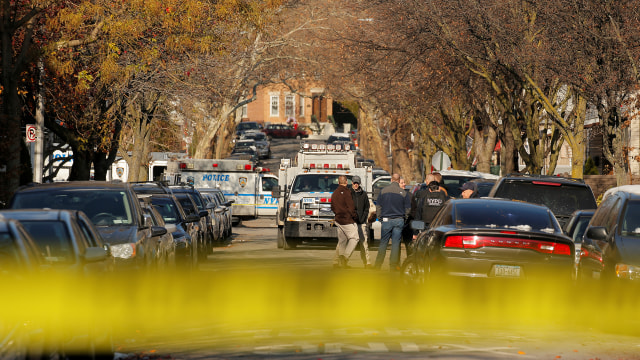 NYPD di depan rumah tersangka. (Foto: REUTERS/Lucas Jackson)