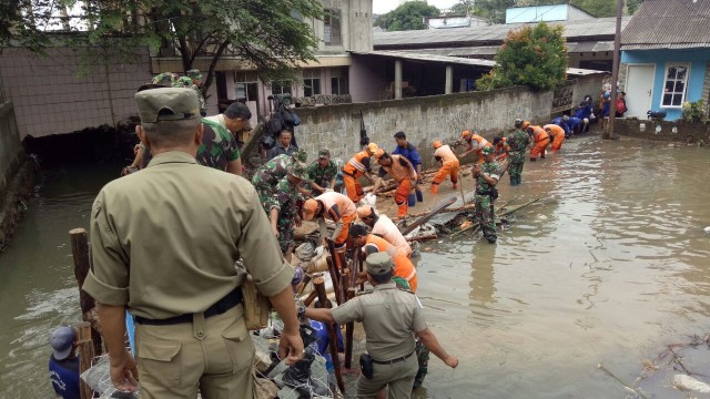 Perbaikan tanggul jebol di Jati Padang (Foto: Johanes Hutabarat/kumparan)