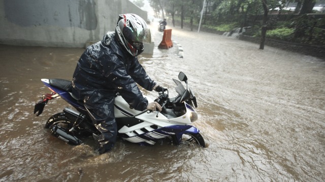 Genangan air akibat hujan deras di Jakarta. (Foto: Antara/Muhammad Adimaja)