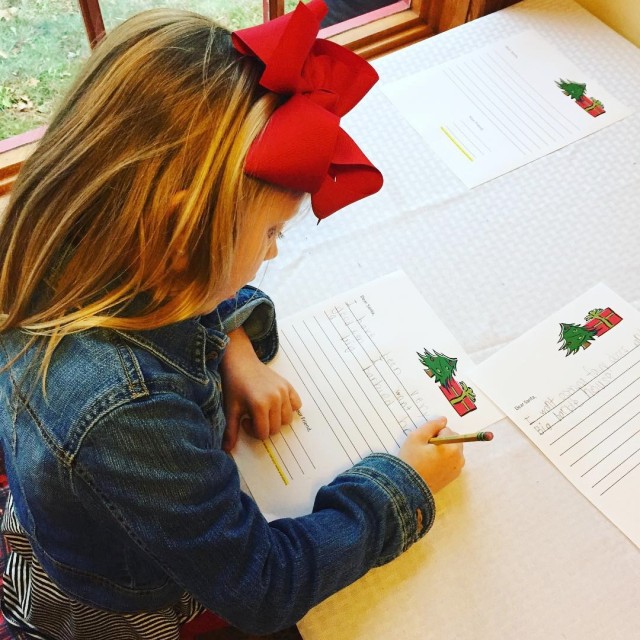 Menulis surat untuk Santa Klaus  (Foto: Instagram/@jpcarlisle)