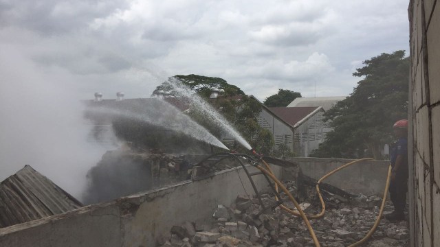 Pemadaman kebakaran di pabrik lilin (Foto: Fachrul Irwinsyah/kumparan)