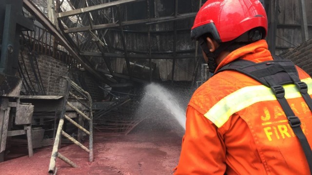 Pemadaman kebakaran di pabrik lilin (Foto: Fachrul Irwinsyah/kumparan)