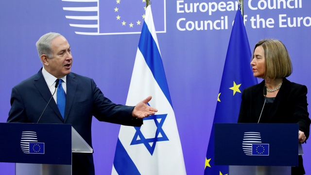 Benjamin Netanyahu dan Federica Mogherini (Foto: Reuters/Eric Vidal)