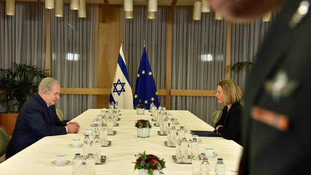 Benjamin Netanyahu dan Federica Mogherini (Foto: Reuters/Eric Vidal)