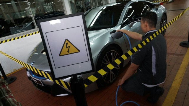 Mekanik tegangan tinggi mobil BMW (Foto: Jamal Ramadhan/kumparan)