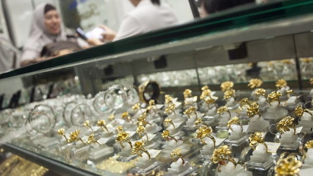 Ilustrasi perhiasan emas, seperti yang diproduksi PT Hartadinata Abadi Tbk. Foto: Beawiharta/Reuters