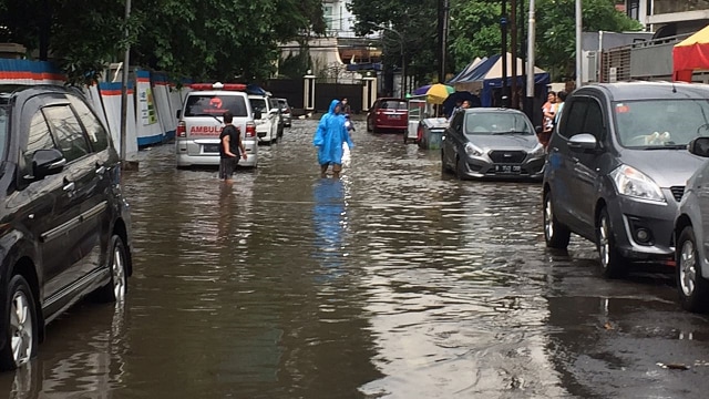Genangan air di Jalan Pegangsaan Barat Menteng. (Foto: Adhi Muhammad Daryono/kumparan)