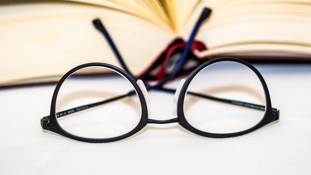 5 Model Kacamata yang Bisa Kamu Pakai ke Sekolah Ala Abel 