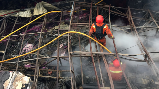 Kebakaran Pabrik Lilin di wilayah Kapuk Muara (Foto: Fachrul Irwinsyah/kumparan)