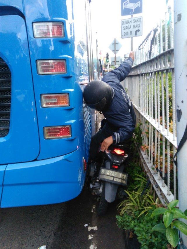 Pengendara motor terjepit (Foto: Dok. Humas Transjakarta)