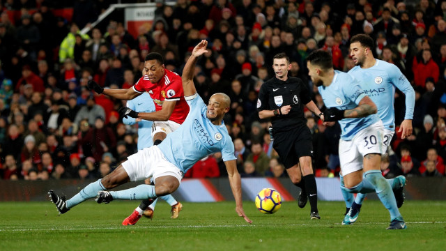 Pemain United dan City berduel di Old Trafford. (Foto: Darren Staples/Reuters)