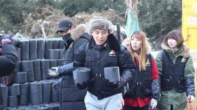 Seung Ri melakukan kegiatan amal (Foto: Naver.com)