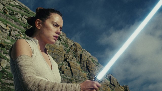 Rey dengan Lightsaber-nya di 'Star Wars'. (Foto: Star Wars)