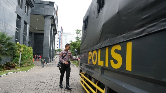 Polisi di PN Tipikor jelang sidang Setya Novanto (Foto: Fitra Andrianto/kumparan)