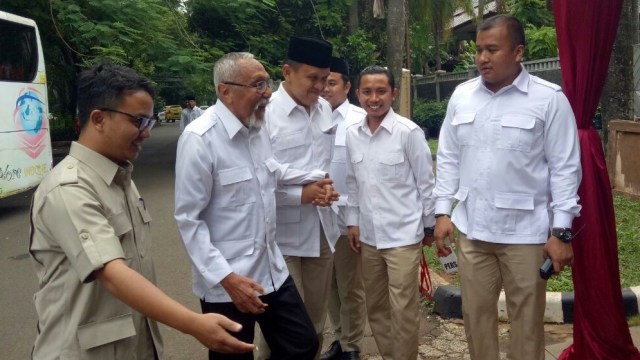 Permadi (tengah, celana hitam) di kediaman Prabowo Subianto Foto: Rian/kumparan