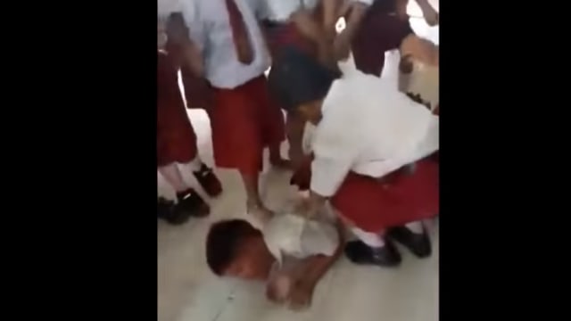 Anak SD dibully oleh teman-temannya  (Foto: Youtube/Anzer Lextra Daisen)