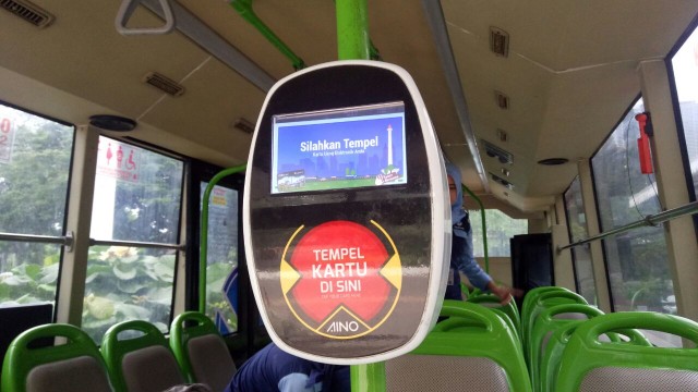 Mesin Tap In untuk Penggunaan Kartu OK O Trip (Foto: Nadia Jovita/kumparan)