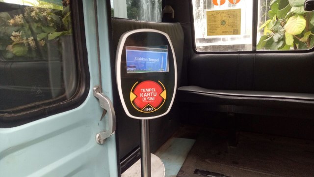 Mesin Tap In untuk Penggunaan Kartu OK O'Trip (Foto: Nadia Jovita/kumparan)