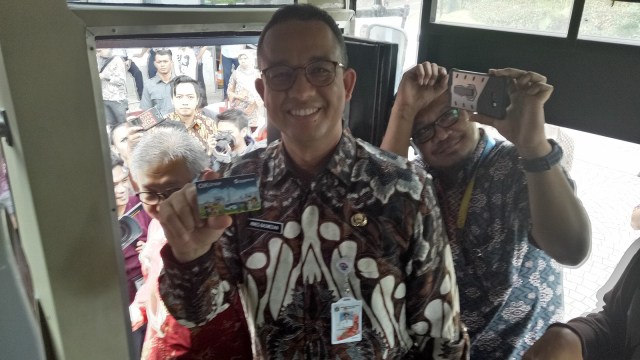 Anies dan Sandiaga Mencoba OK Otrip  (Foto: Nabilla Fatiara/kumparan)