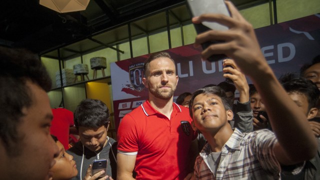 Spasojevic swafoto dengan penggemar Bali United. (Foto: ANTARA FOTO/Nyoman Budhiana)