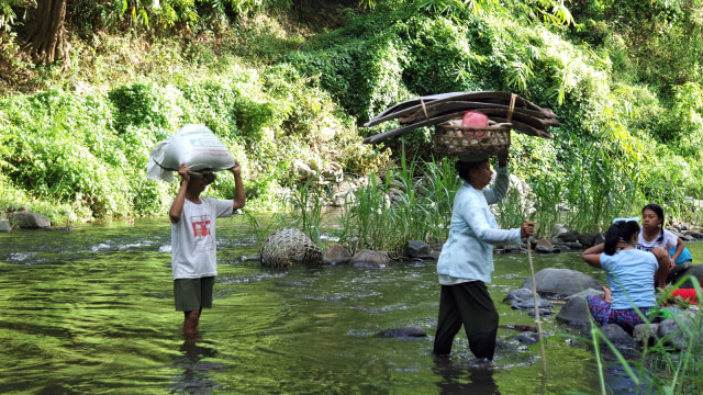 Aktivitas warga Bengkala di sungai (Foto: Shika Arimasen Michi/Kumparan)