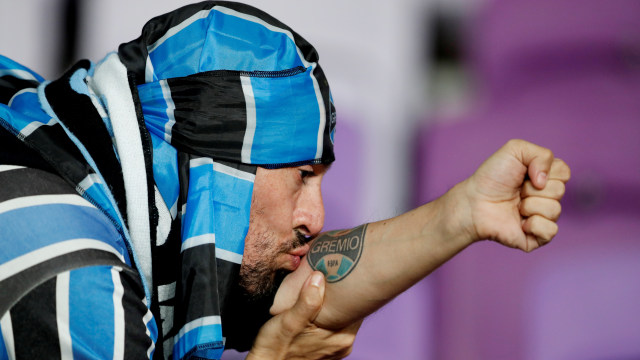 Ekspresi fans Gremio usai kalahkan Pachucha.  (Foto: REUTERS/Amr Abdallah Dalsh)