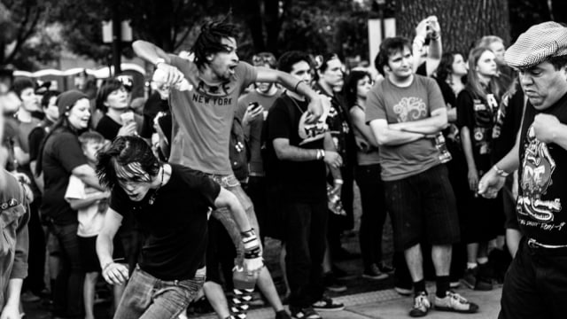 Moshing (Foto: Wikimedia Commons)